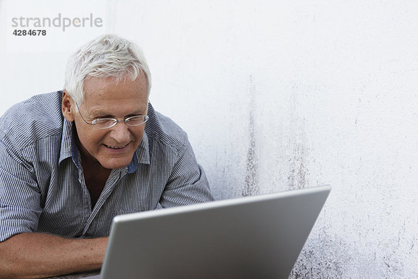 Senior Mann auf dem Laptop