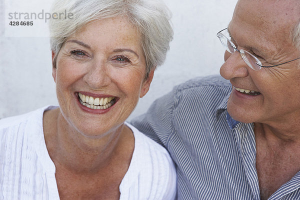 Seniorenpaar lächelt aus nächster Nähe