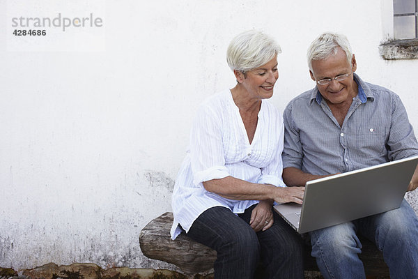 Seniorenpaar mit Laptop