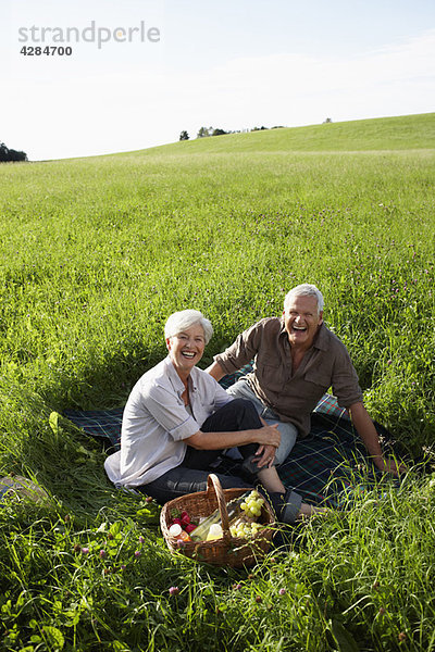 Seniorenpaar beim Picknick