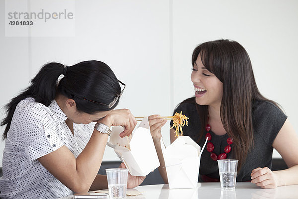 Mädchen lachen in der Mittagspause