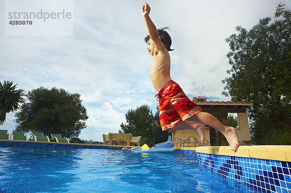 Kleiner Junge springt ins Schwimmbad