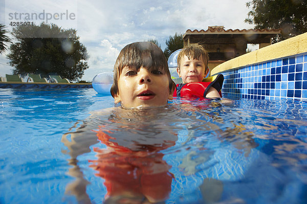 Zwei kleine Jungen im Schwimmbad