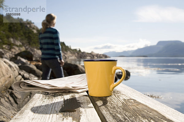 Kaffee und Papier  Frau im Hintergrund