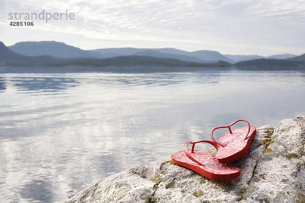 Flip Flops auf Fels am Meer und in den Bergen