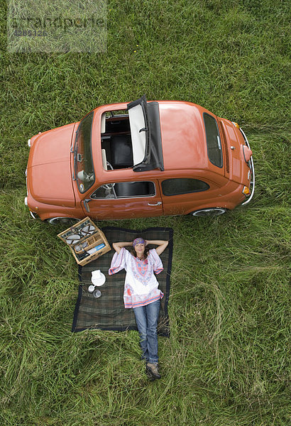 Hippy weiblich entspannen mit Picknick mit dem Auto