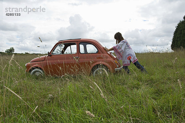 Weiblicher Schiebewagen im Feld