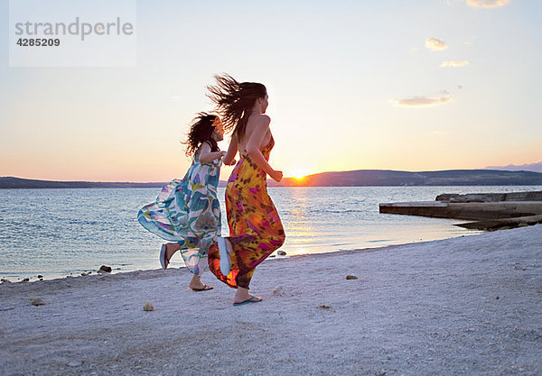 Frauen beim Laufen am Strand