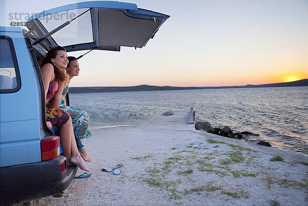 Frauen campen im Van am Strand