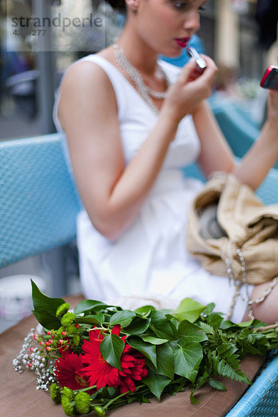 Junge Frau mit Blumen