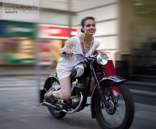 Junge Frau auf dem Motorrad