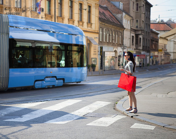 Junge Frau beim Überqueren der Straße