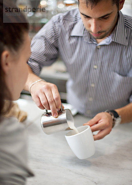 Barkeeper macht Kaffee für Frauen