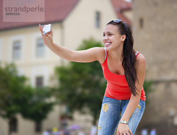 Junge Frau beim Fotografieren