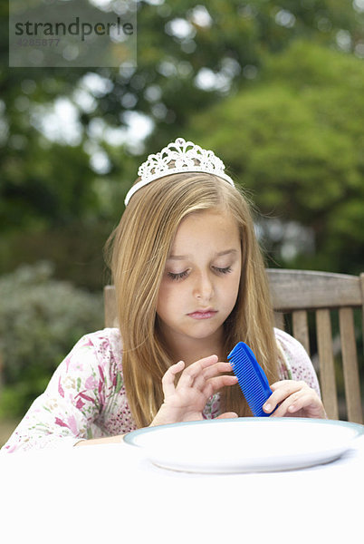 Junges Mädchen mit Tiara an