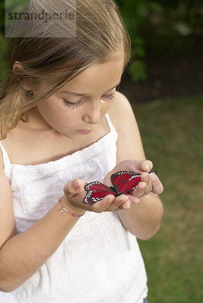 Junges Mädchen mit Schmetterling