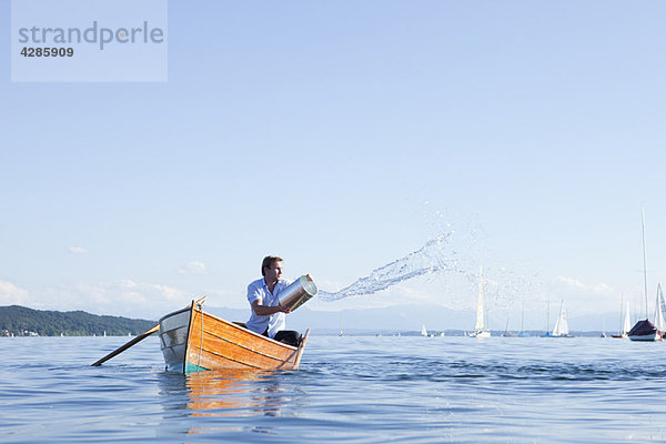 Werfen von Eimern mit Wasser oder Boot