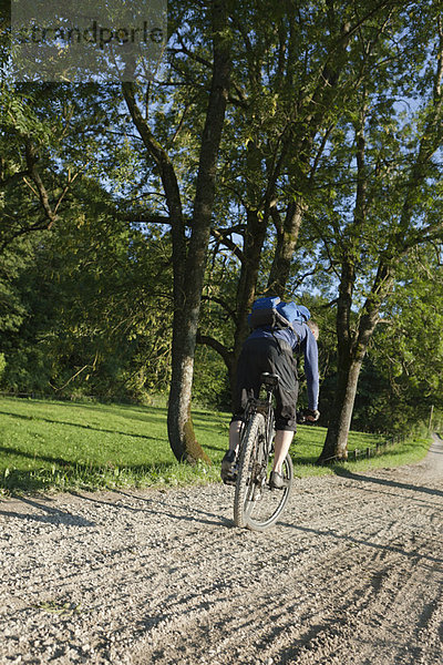 Mann macht Tricks mit dem Mountainbike