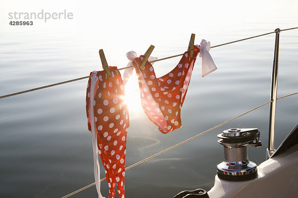 Bikini hängend an der Schiene