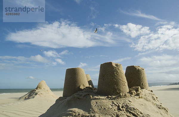 Sandburgen unter blauem Himmel