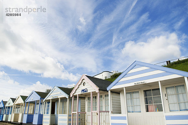 Strandhütten unter blauem Himmel