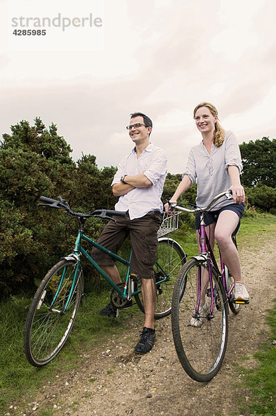 Glückliches Paar entspannt sich auf dem Fahrrad