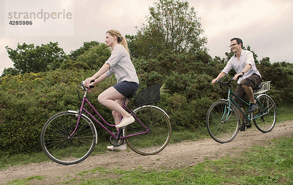 Paar Fahrrad über Heide