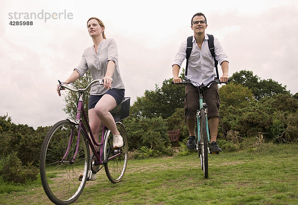 Paar Fahrrad über Heide