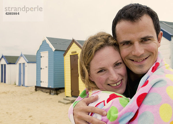 Portrait des glücklichen Paares am Strand
