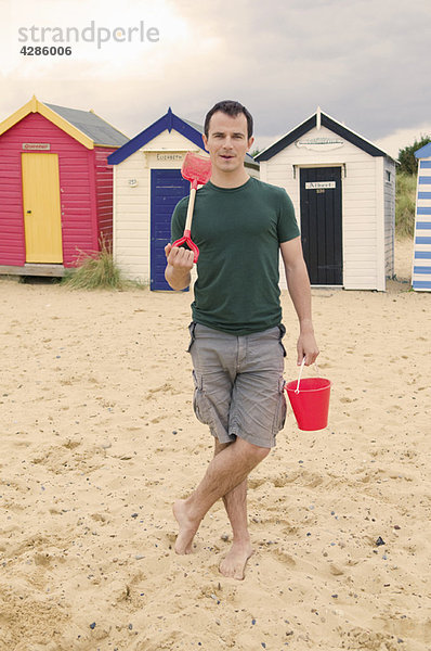 Mann bereitet sich auf Spaß am Strand vor