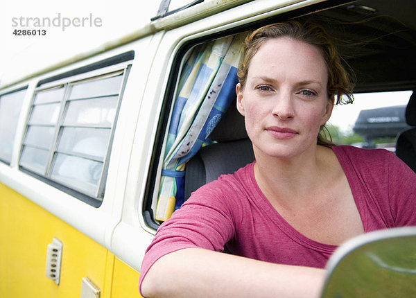 Frauen am Steuer eines Wohnmobils