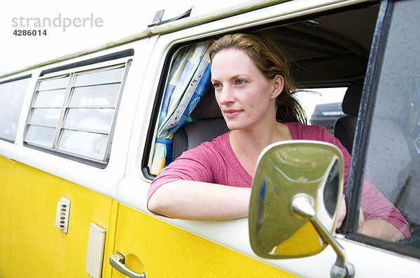 Frauen schauen aus dem Wohnmobil heraus