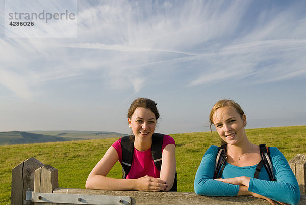 Wanderinnen ruhen sich auf dem Tor aus.