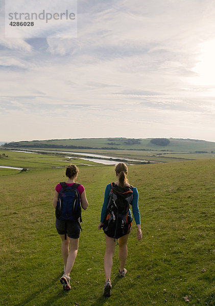 Wanderer auf dem Weg zum Fluss