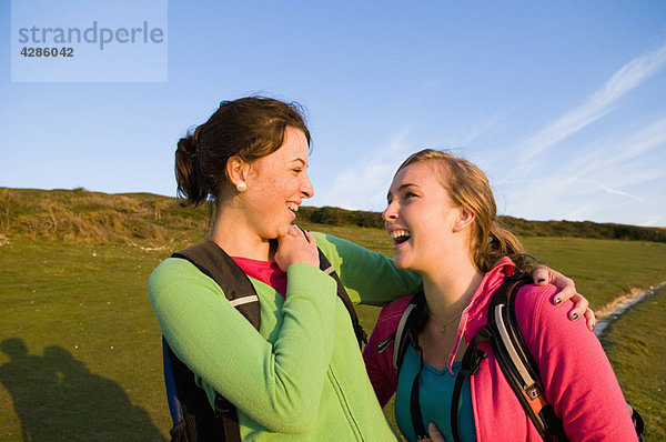 Wanderer lachen am Ende des Spaziergangs