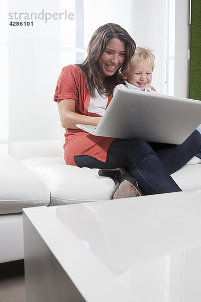 Mutter und Sohn mit Laptop