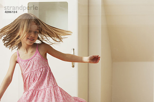 Kleines Mädchen tanzt zu Hause