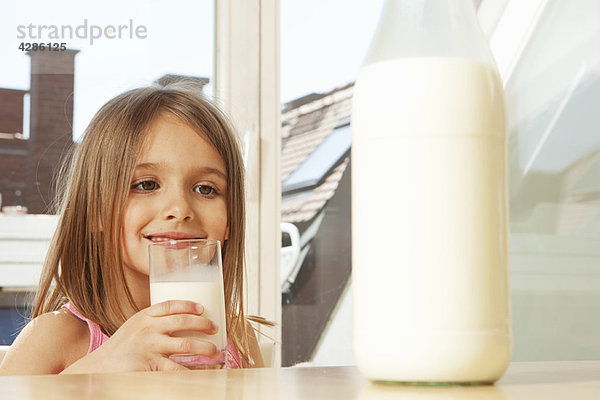 Kleines Mädchen trinkt Milch