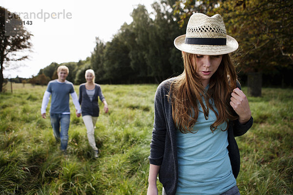 Jugendliche beim Wandern in der Natur