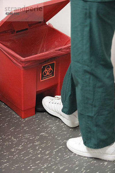 Wegwerfen von medizinischen Abfällen in der Biohazard-Mülltonne