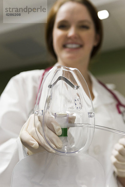Krankenschwester setzt Sauerstoffmaske auf den Patienten  persönliche Perspektive