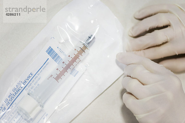 Sterile Verpackung für medizinisches Personal  die eine medizinische Spritze enthält