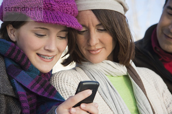 Teenager-Tochter zeigt ihrer Mutter das Handy