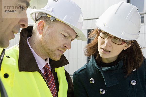 Geschäftsleute im Gespräch auf der Baustelle