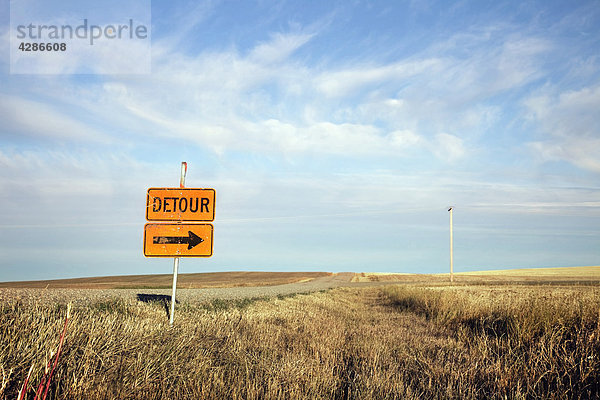 Umweg Zeichen durch ländliche Straße  Saskatchewan  Kanada