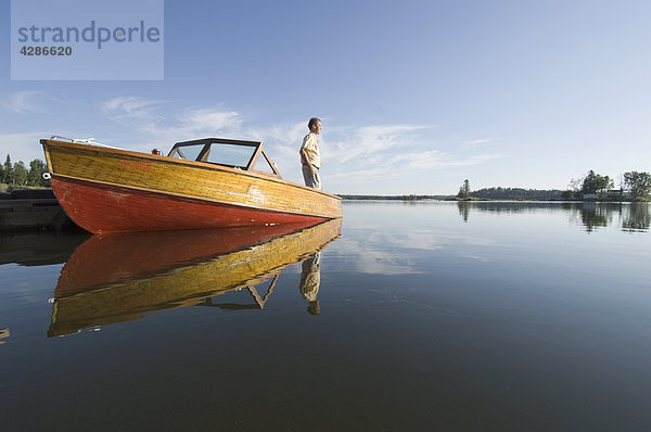 Mann Stand in Mahagoni Motorboot  Gunn Lake  Ontario
