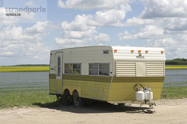 Camper Trailer geparkt auf Seite der Alfalfa und Raps-Feld in der Nähe von Winnipeg  Manitoba  Kanada