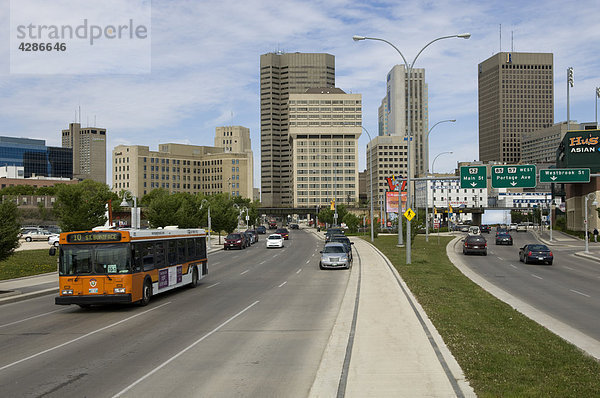 City-Bus und Verkehr auf Provencher Boulevard  Winnipeg  Manitoba
