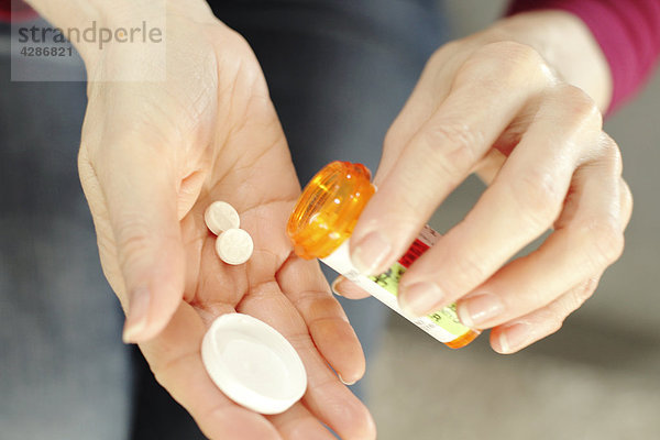 Hände mit Medikamenten Container und Pillen  geringe Tiefenschärfe