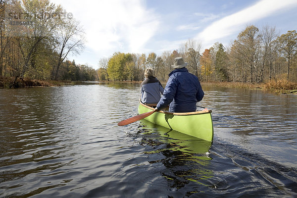 älteres Paar Kanu am Fluss Moira im Herbst  Hastings County  Ontario  Kanada